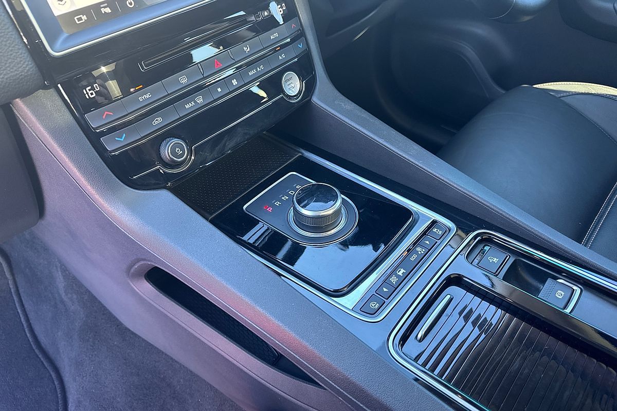 2017 Jaguar F-PACE 25t Prestige X761