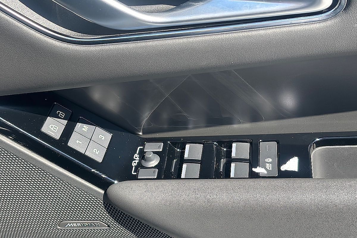 2024 Land Rover Range Rover Velar PHEV P400e Dynamic HSE L560