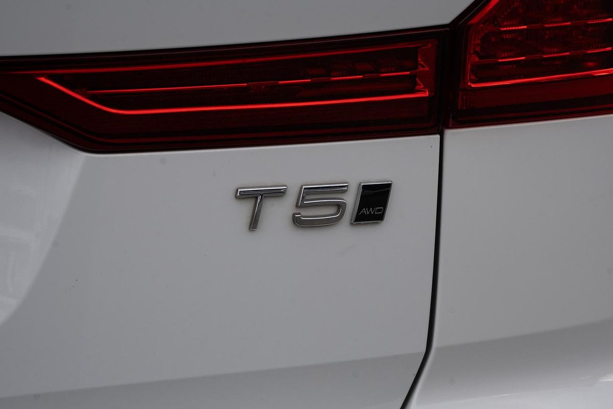 2021 Volvo XC60 T5 Momentum