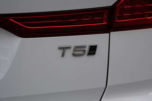 2021 Volvo XC60 T5 Momentum