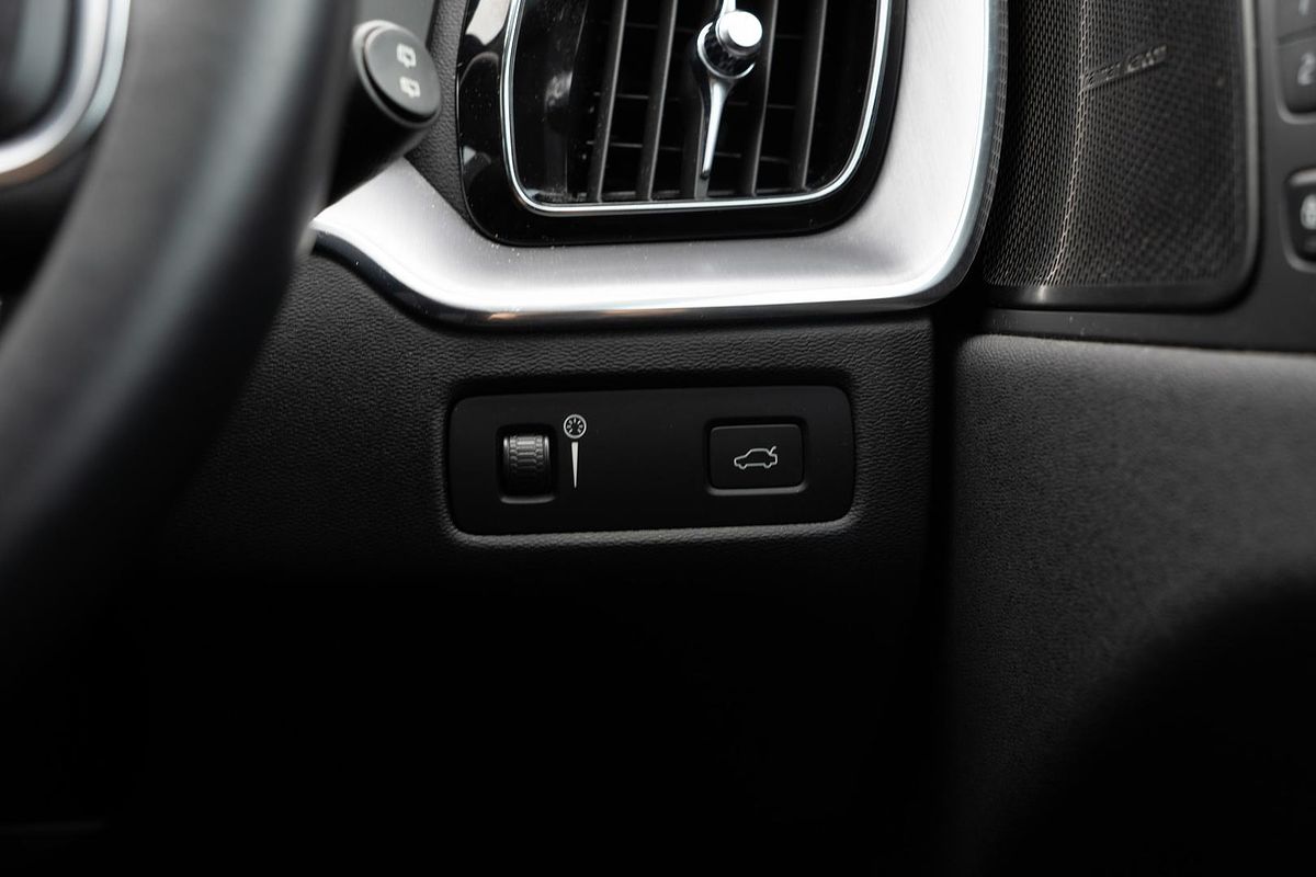 2021 Volvo XC60 T5 Momentum