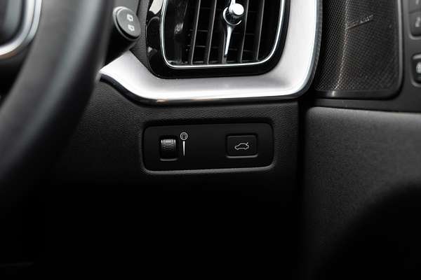 2021 Volvo XC60 T5 Momentum