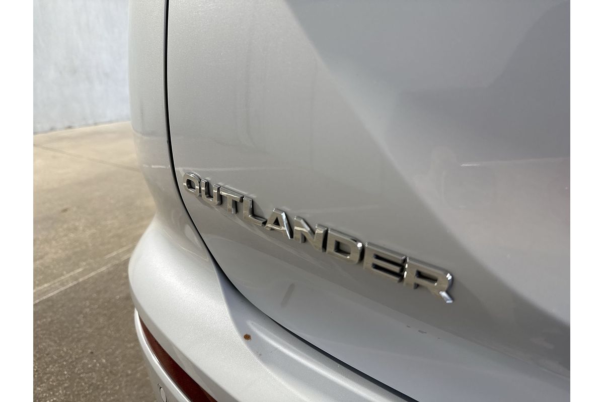 2023 Mitsubishi Outlander ES ZM