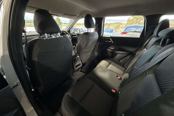 2023 Mitsubishi Outlander ES ZM