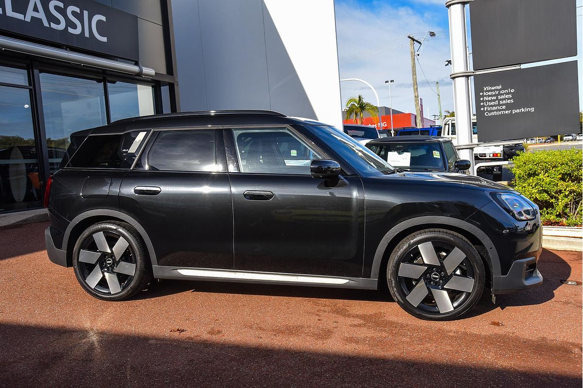 2024 MINI Countryman SE Favoured U25