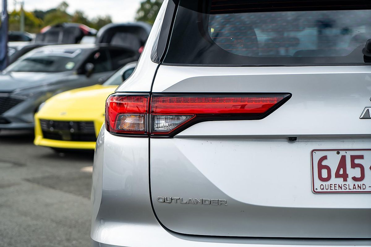 2022 Mitsubishi Outlander ES ZM