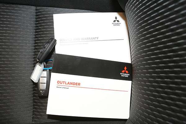 2024 Mitsubishi Outlander LS ZM