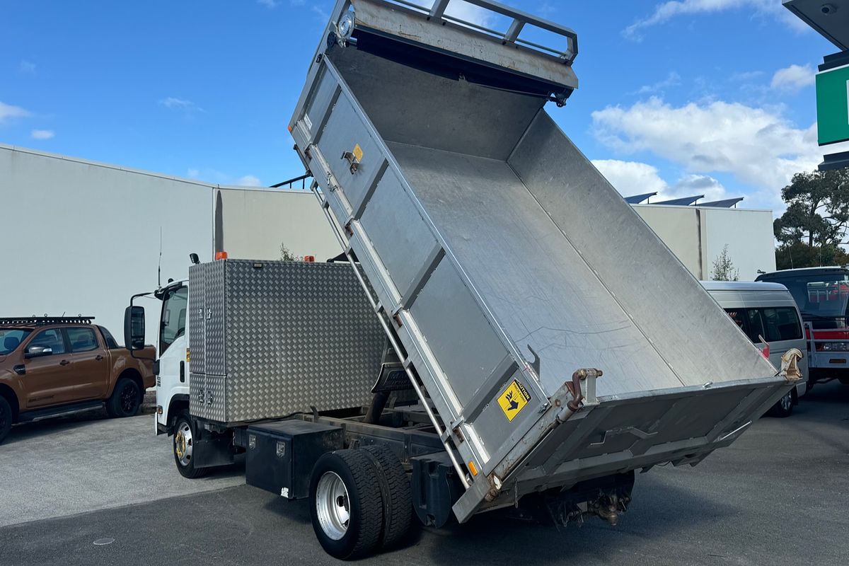 2013 Isuzu NPR 400 MEDIUM TIPPER