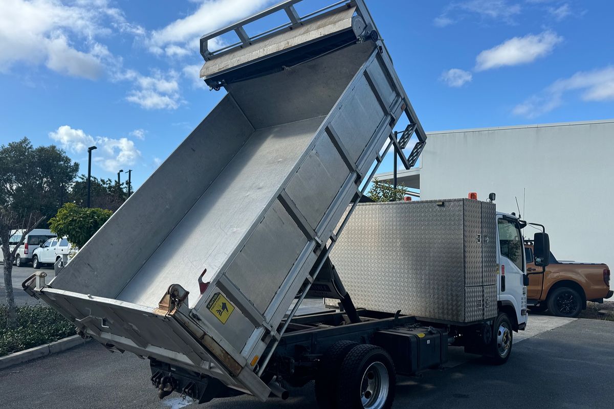 2013 Isuzu NPR 400 MEDIUM TIPPER