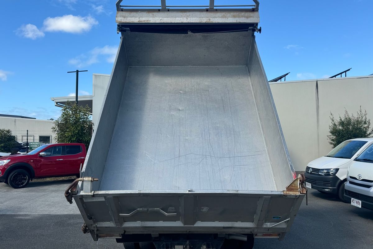 2013 Isuzu NPR 400 MEDIUM TIPPER
