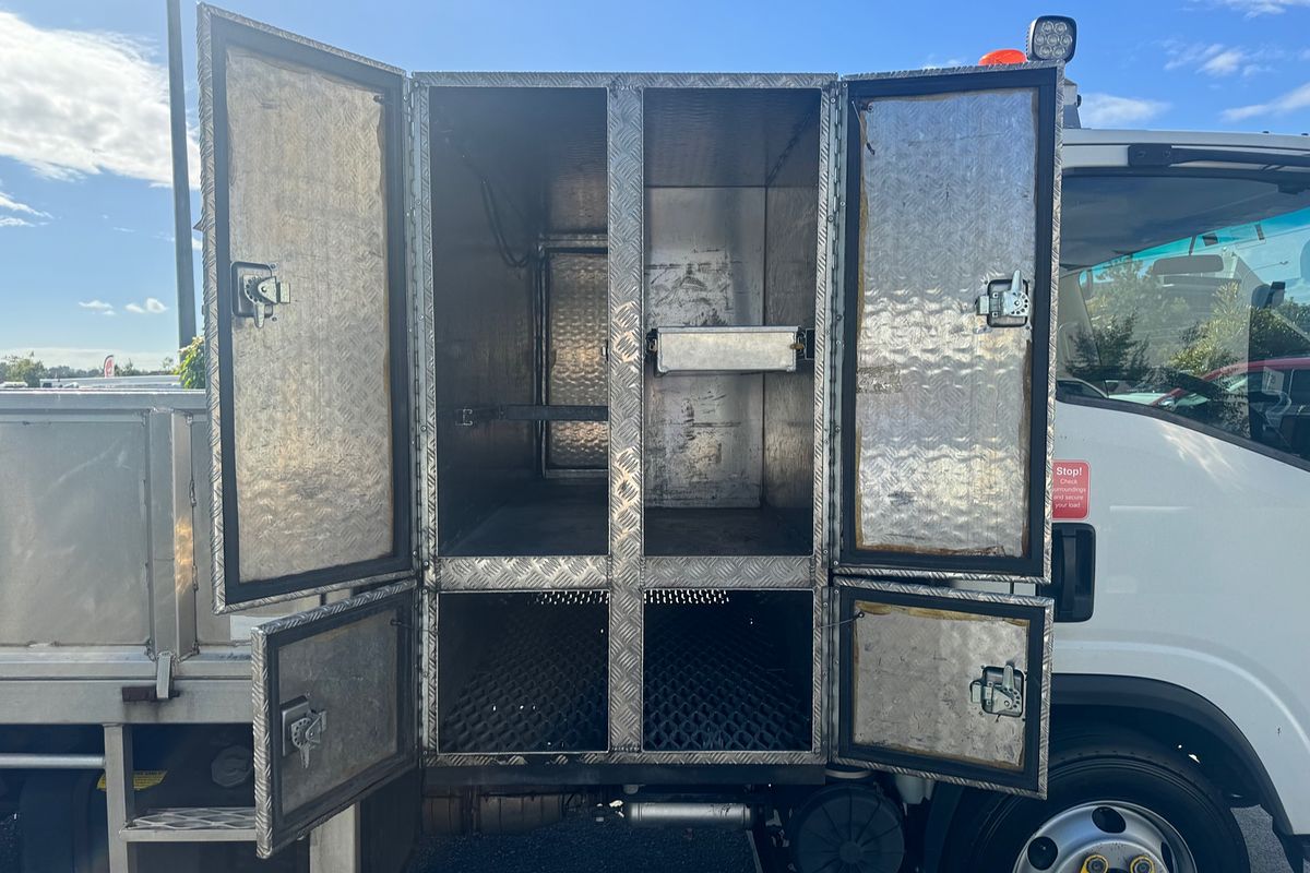 2013 Isuzu NPR 400 MEDIUM TIPPER