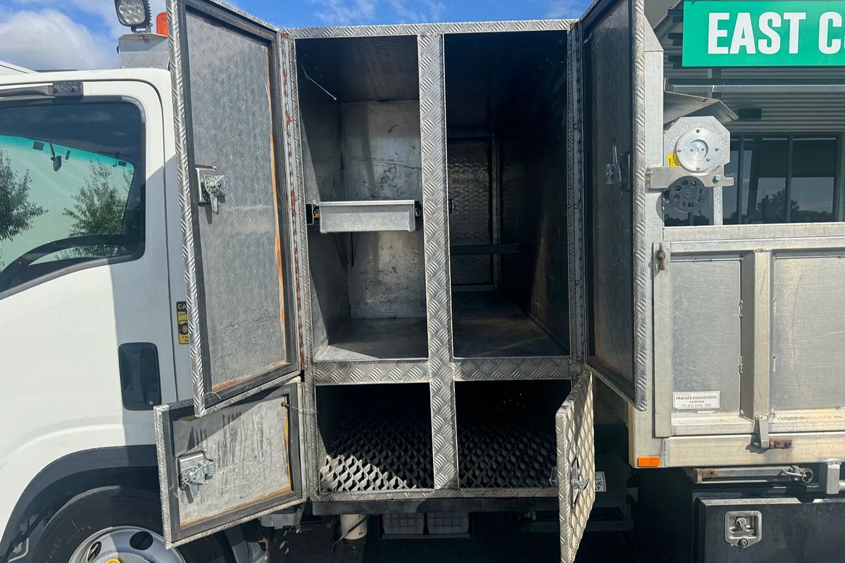 2013 Isuzu NPR 400 MEDIUM TIPPER