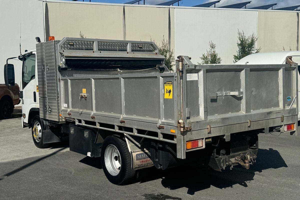 2013 Isuzu NPR 400 MEDIUM TIPPER