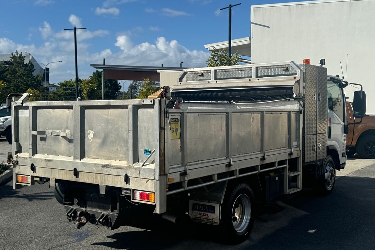 2013 Isuzu NPR 400 MEDIUM TIPPER