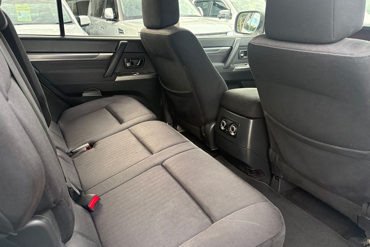 2015 Mitsubishi Pajero GLX NX
