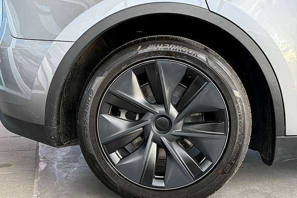 2024 Tesla Model Y Rear-Wheel Drive