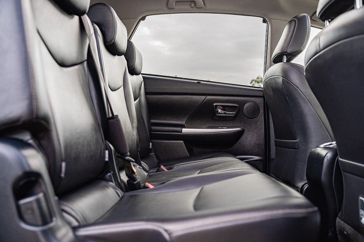 2016 Toyota Prius V i-Tech ZVW40R