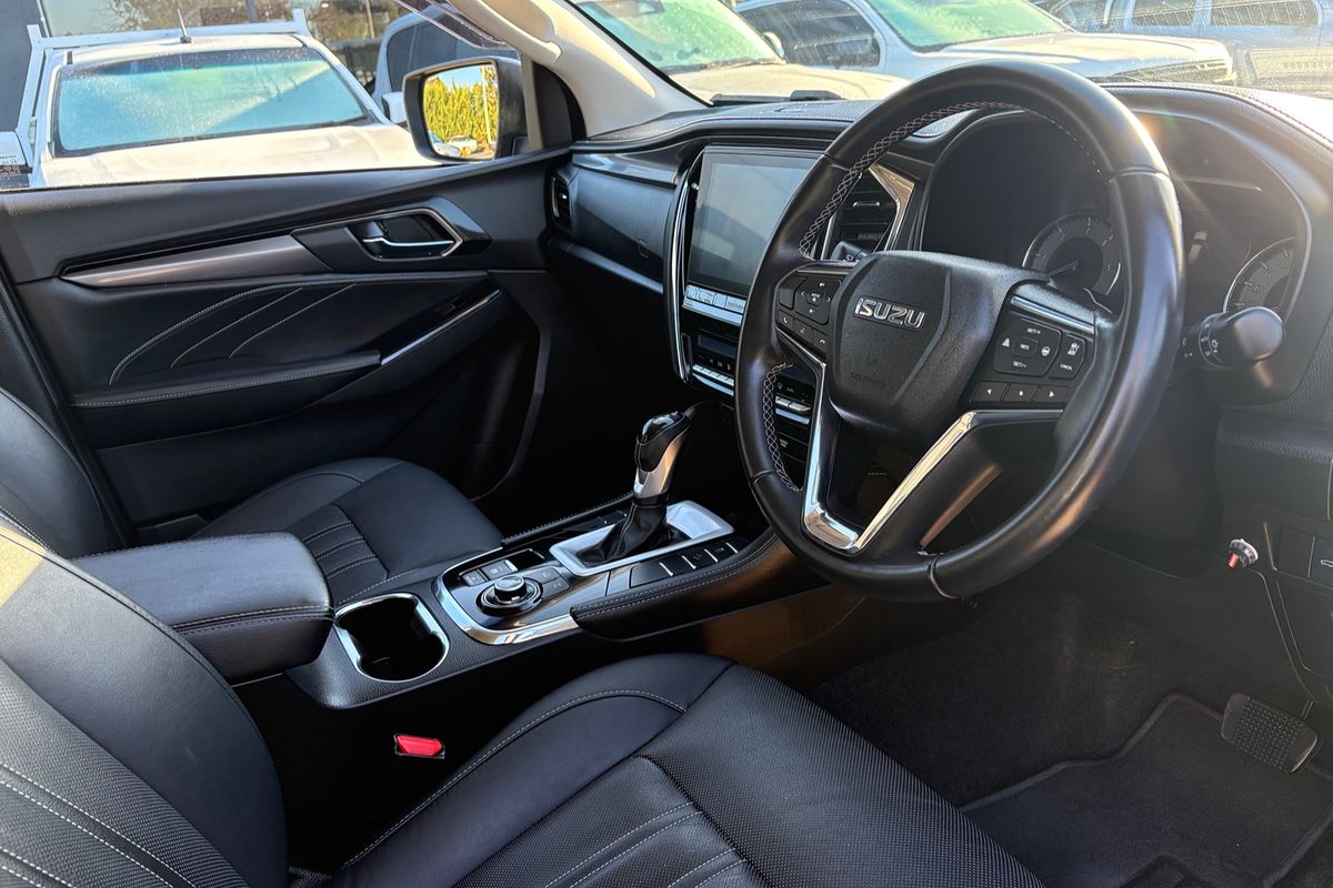 2022 Isuzu MU-X LS-T