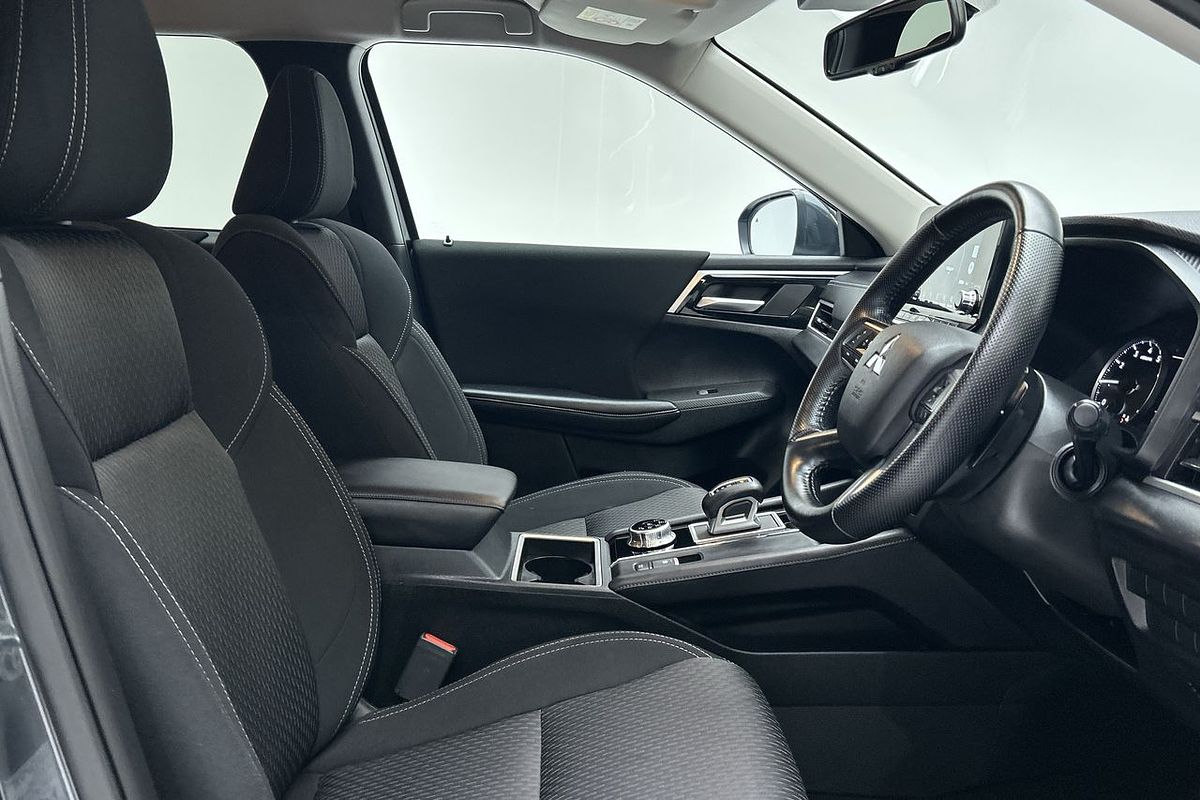 2024 Mitsubishi Outlander LS ZM