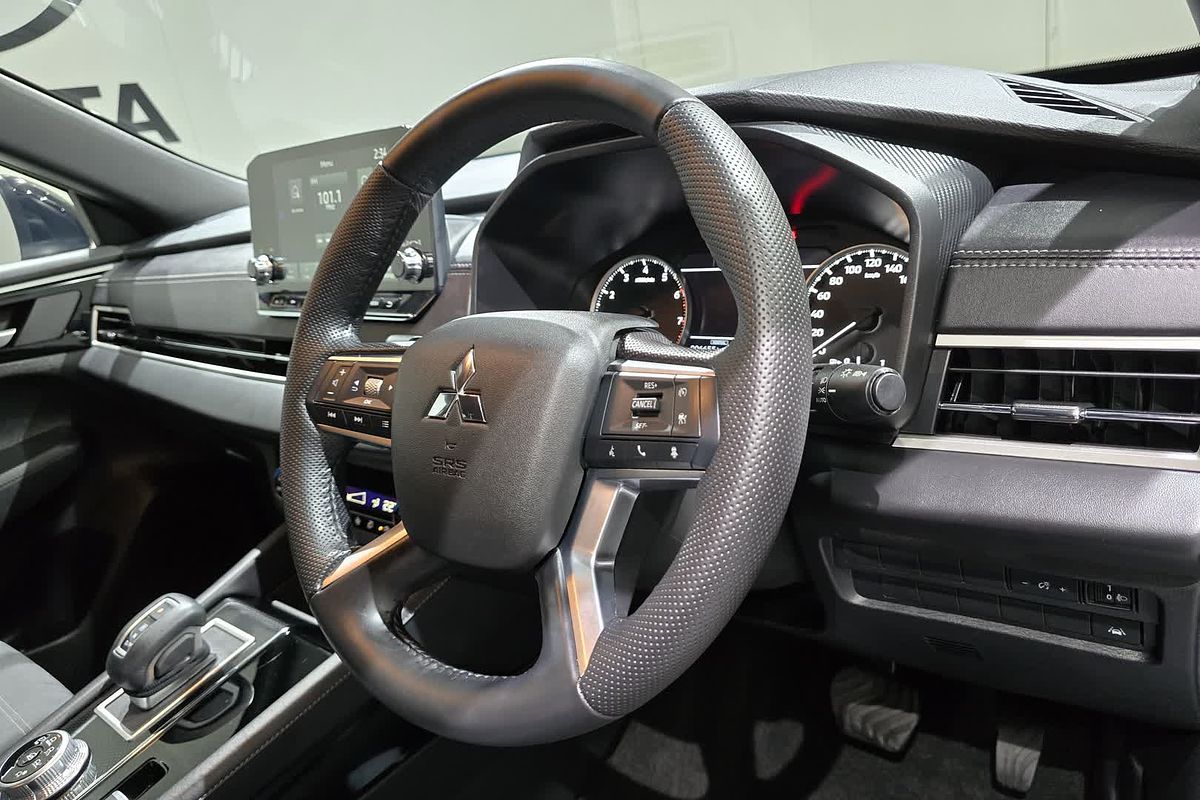 2024 Mitsubishi OUTLANDER OUTLANDER BLACK EDITION 7 SEAT (2WD) ZM2B46