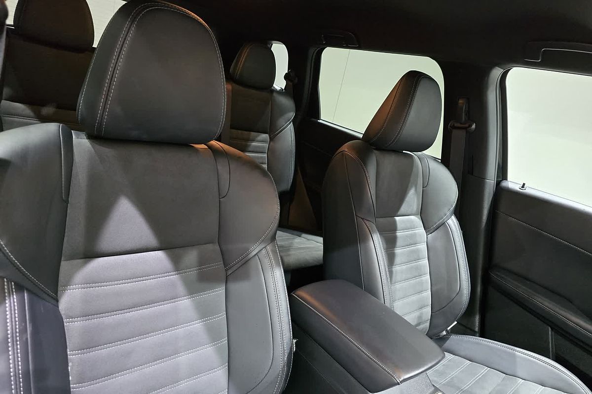 2024 Mitsubishi OUTLANDER OUTLANDER BLACK EDITION 7 SEAT (2WD) ZM2B46