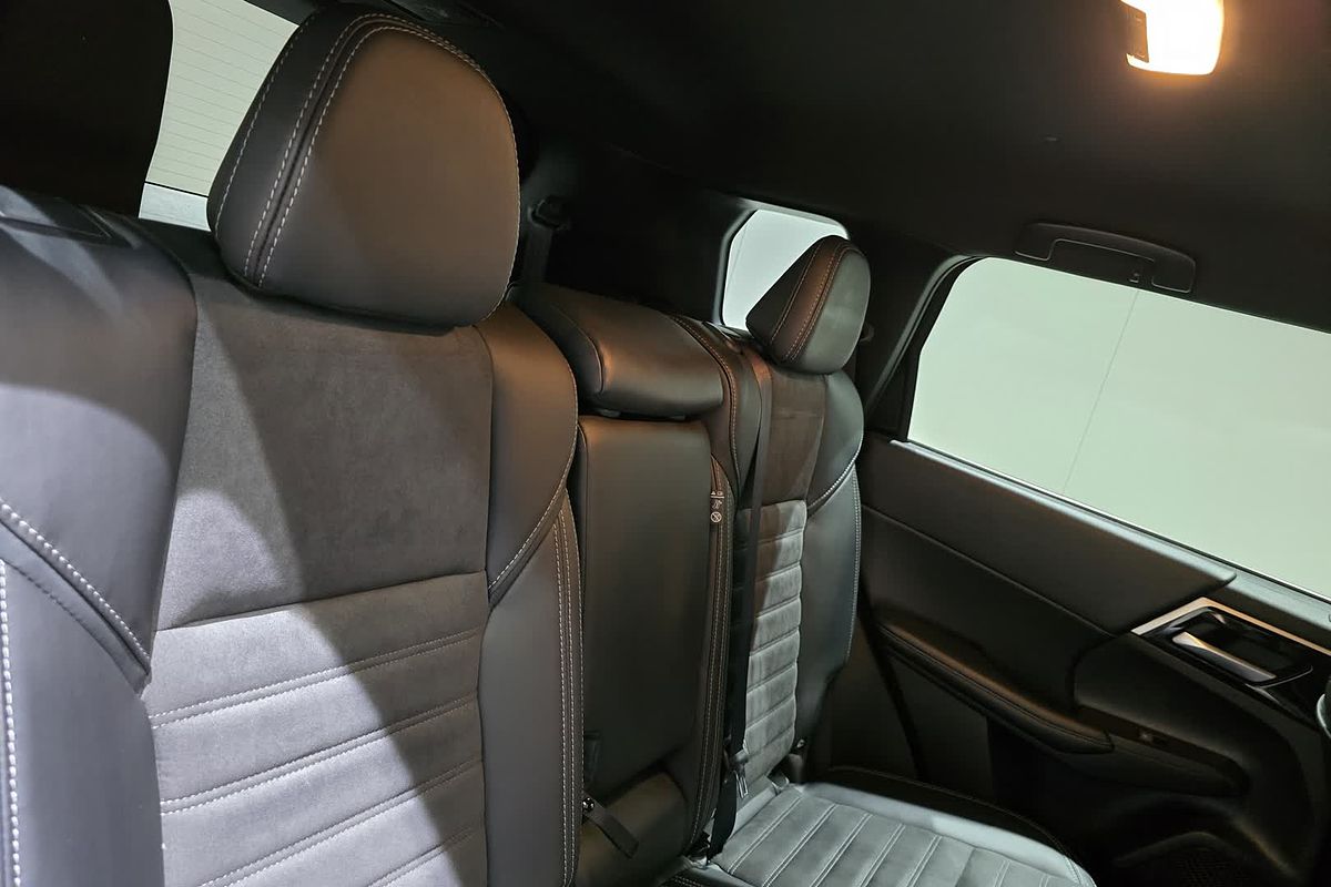 2024 Mitsubishi OUTLANDER OUTLANDER BLACK EDITION 7 SEAT (2WD) ZM2B46
