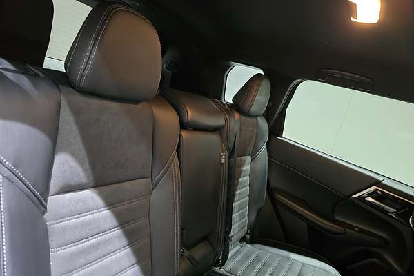 2024 Mitsubishi OUTLANDER OUTLANDER BLACK EDITION 7 SEAT (2WD) ZM2B46