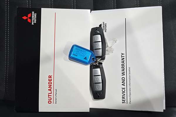 2024 Mitsubishi OUTLANDER OUTLANDER BLACK EDITION 7 SEAT (2WD) ZM2B46