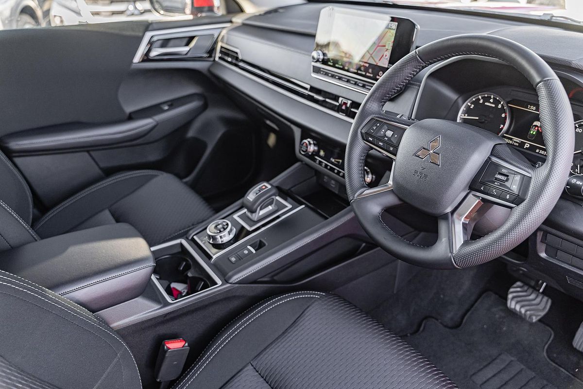2025 Mitsubishi Outlander LS ZM