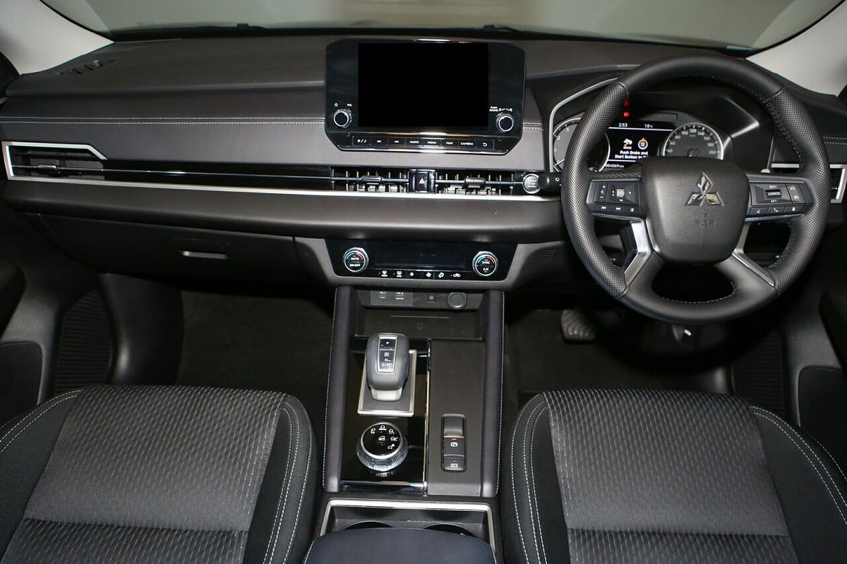 2024 Mitsubishi Outlander LS ZM