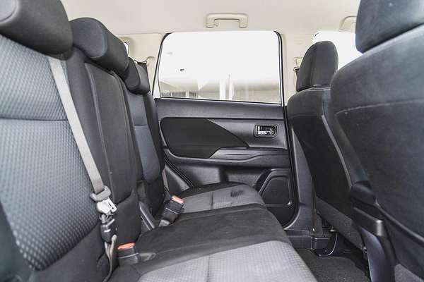 2022 Mitsubishi Outlander ES ZM