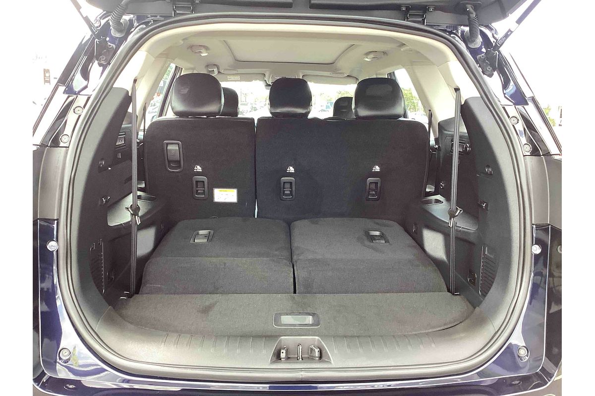 2025 Mahindra XUV700 AX7L