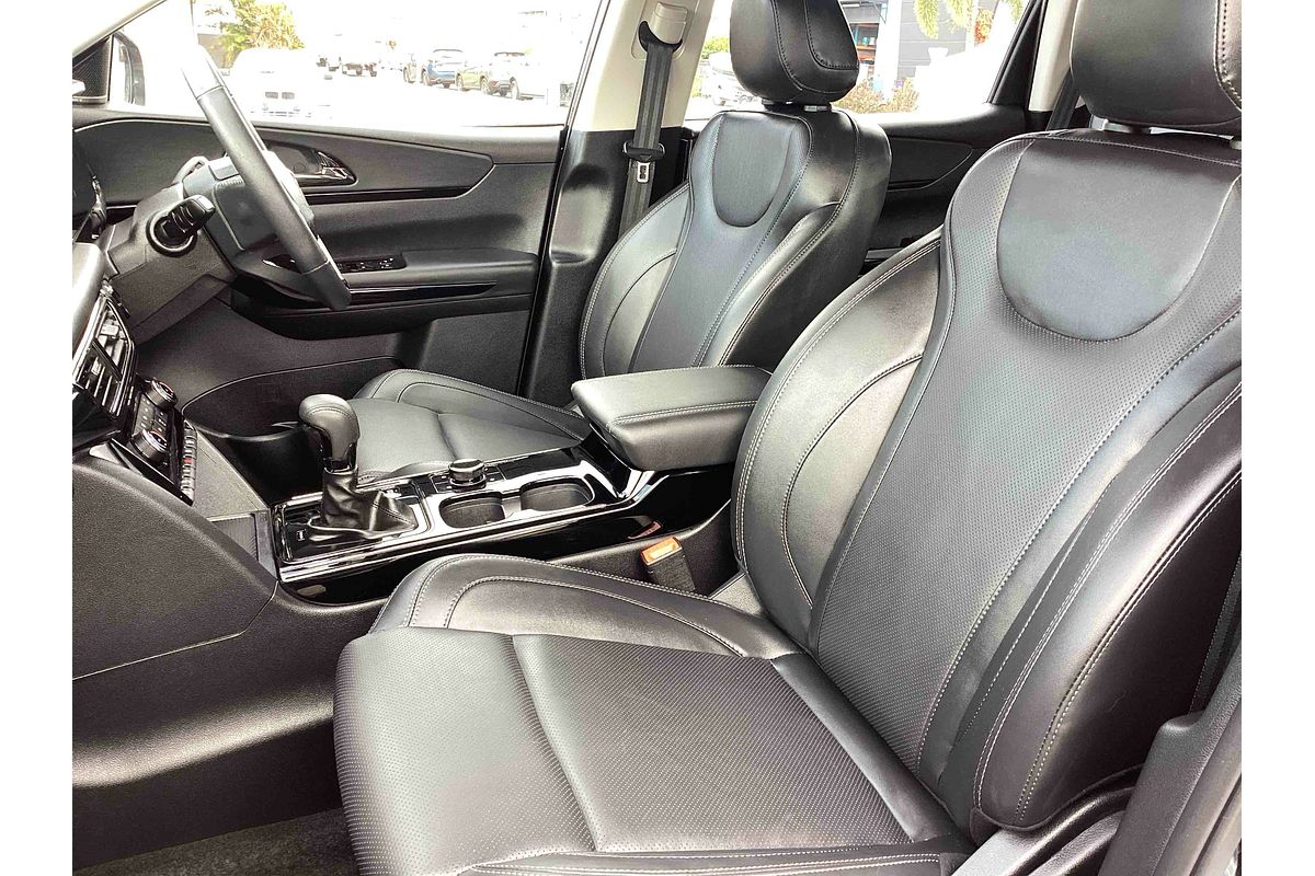 2025 Mahindra XUV700 AX7L
