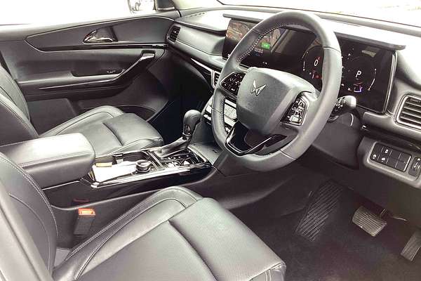2025 Mahindra XUV700 AX7L