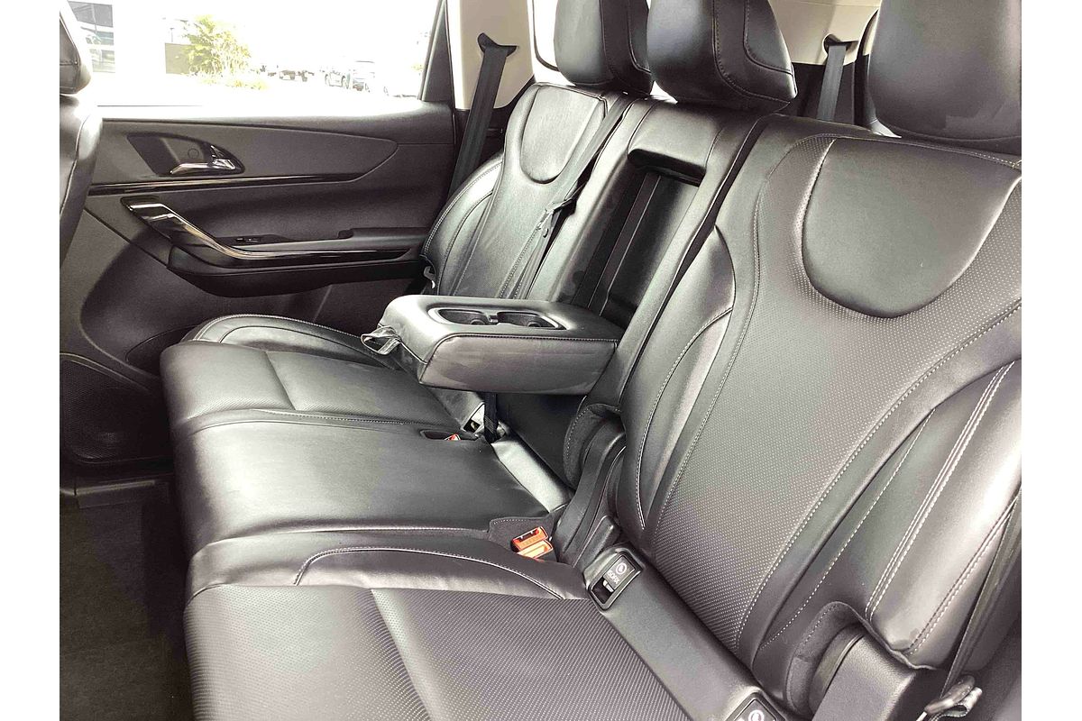 2025 Mahindra XUV700 AX7L