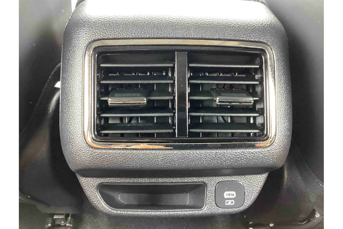 2025 Mahindra XUV700 AX7L