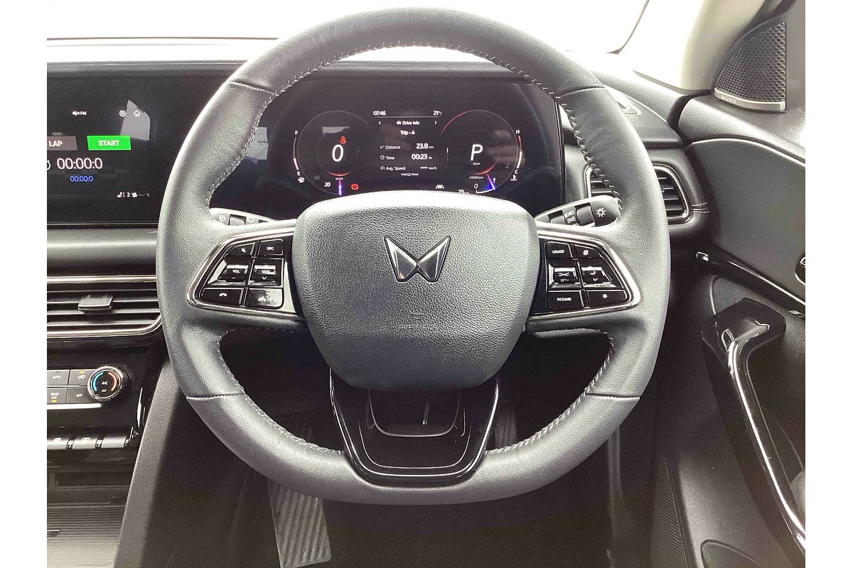 2025 Mahindra XUV700 AX7L