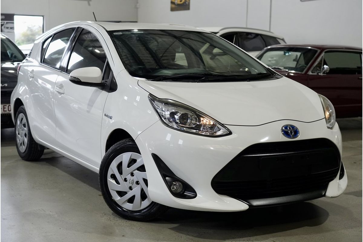 2017 Toyota Prius C  NHP10R