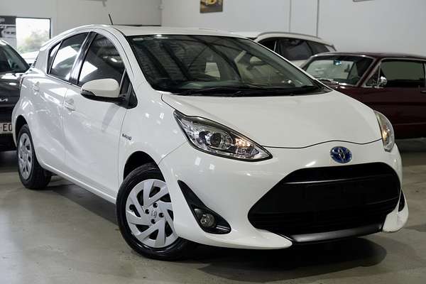 2017 Toyota Prius C  NHP10R
