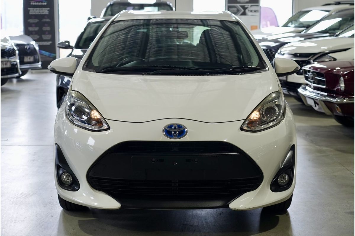 2017 Toyota Prius C  NHP10R