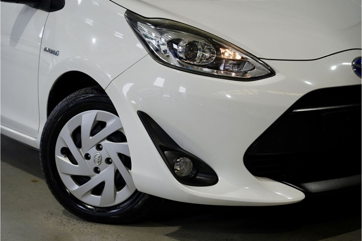 2017 Toyota Prius C  NHP10R