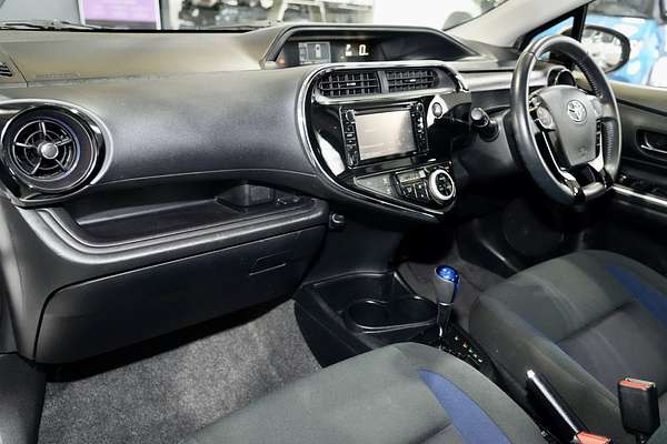 2017 Toyota Prius C  NHP10R