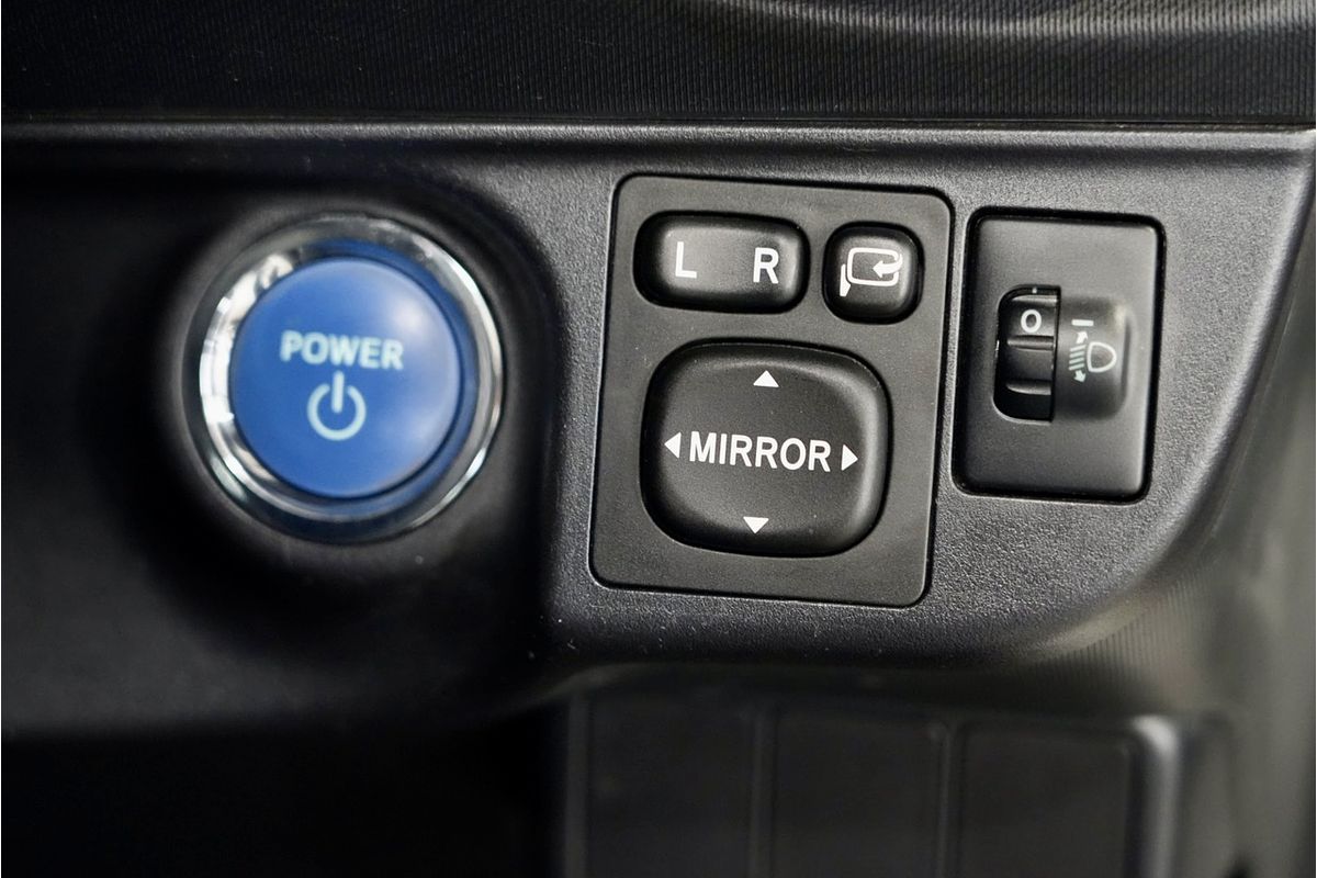 2017 Toyota Prius C  NHP10R