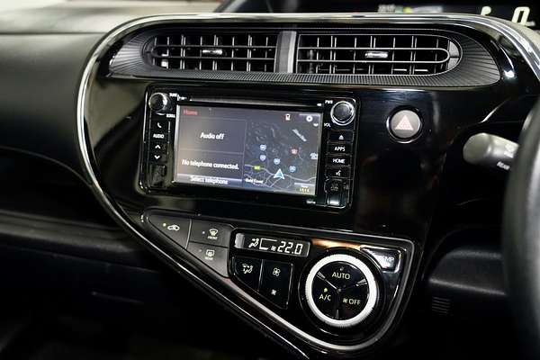 2017 Toyota Prius C  NHP10R