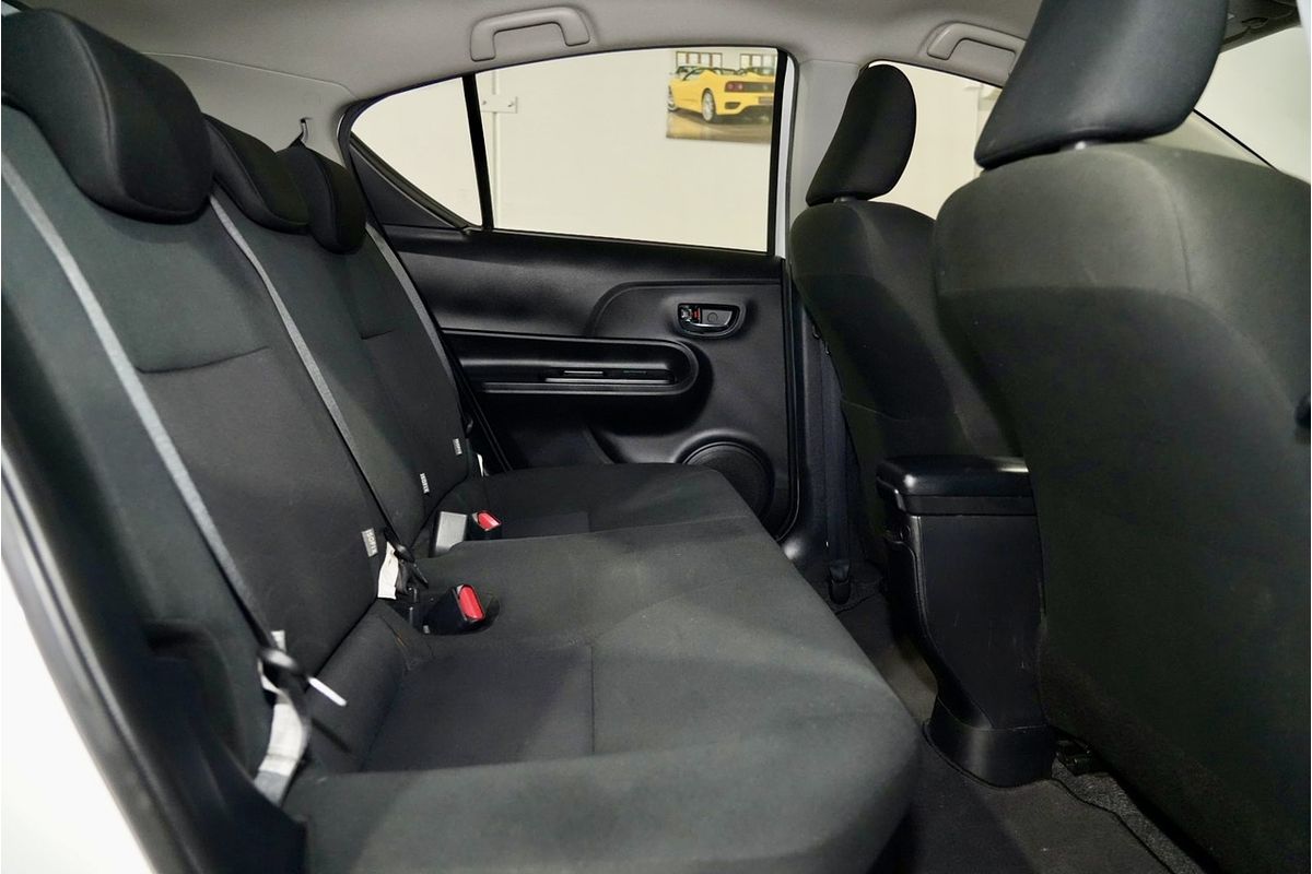 2017 Toyota Prius C  NHP10R