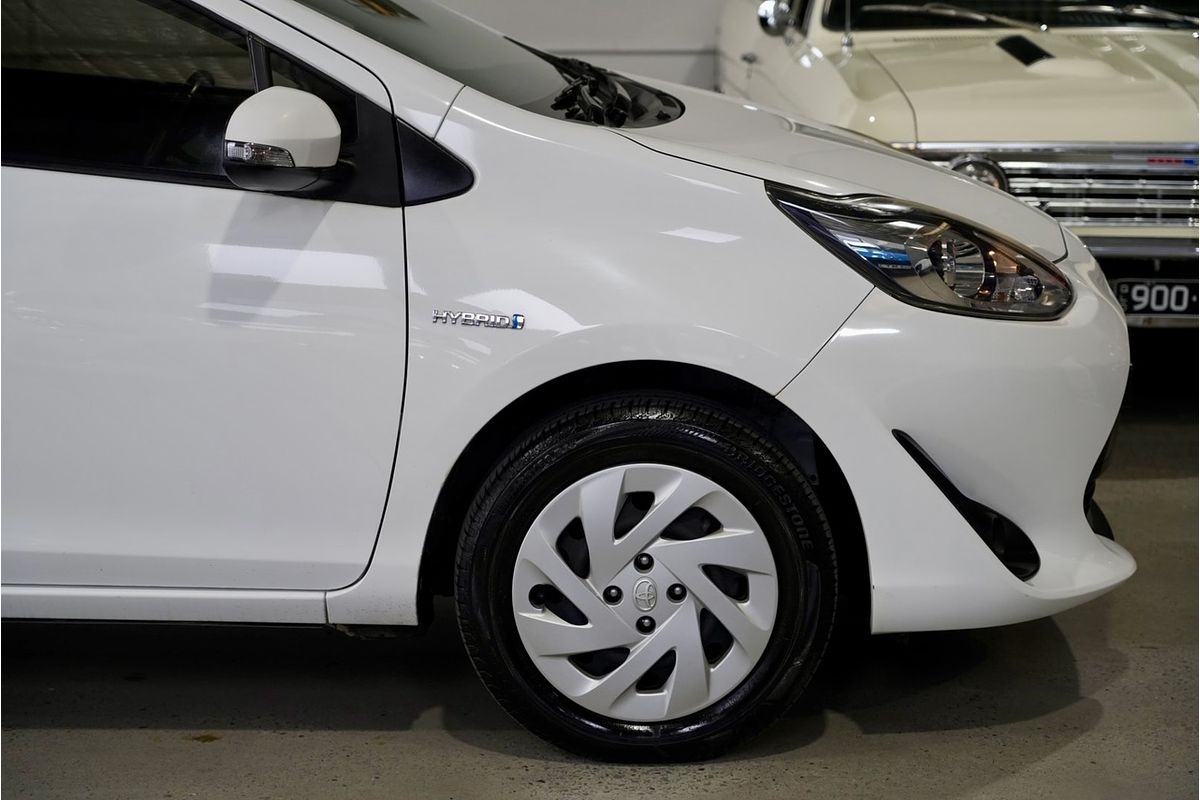2017 Toyota Prius C  NHP10R