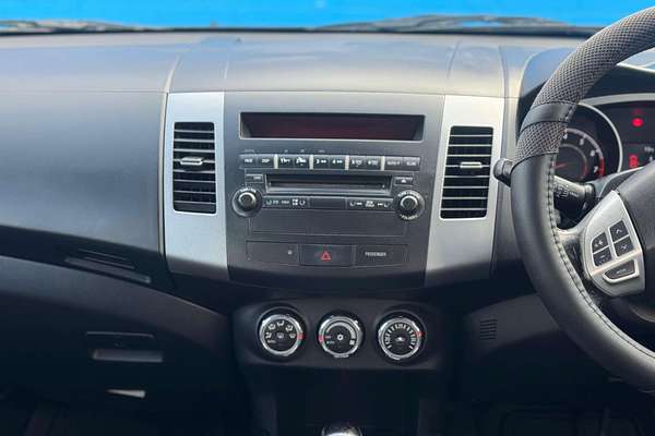 2011 Mitsubishi Outlander LS ZH