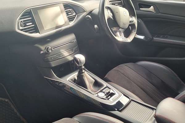 2024 Peugeot 2008 Allure e-DCS Hybrid P24 MY25