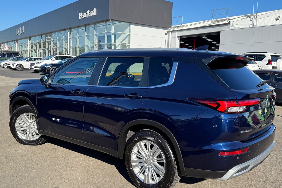 2023 Mitsubishi Outlander LS ZM