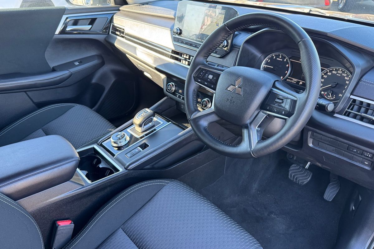 2023 Mitsubishi Outlander LS ZM